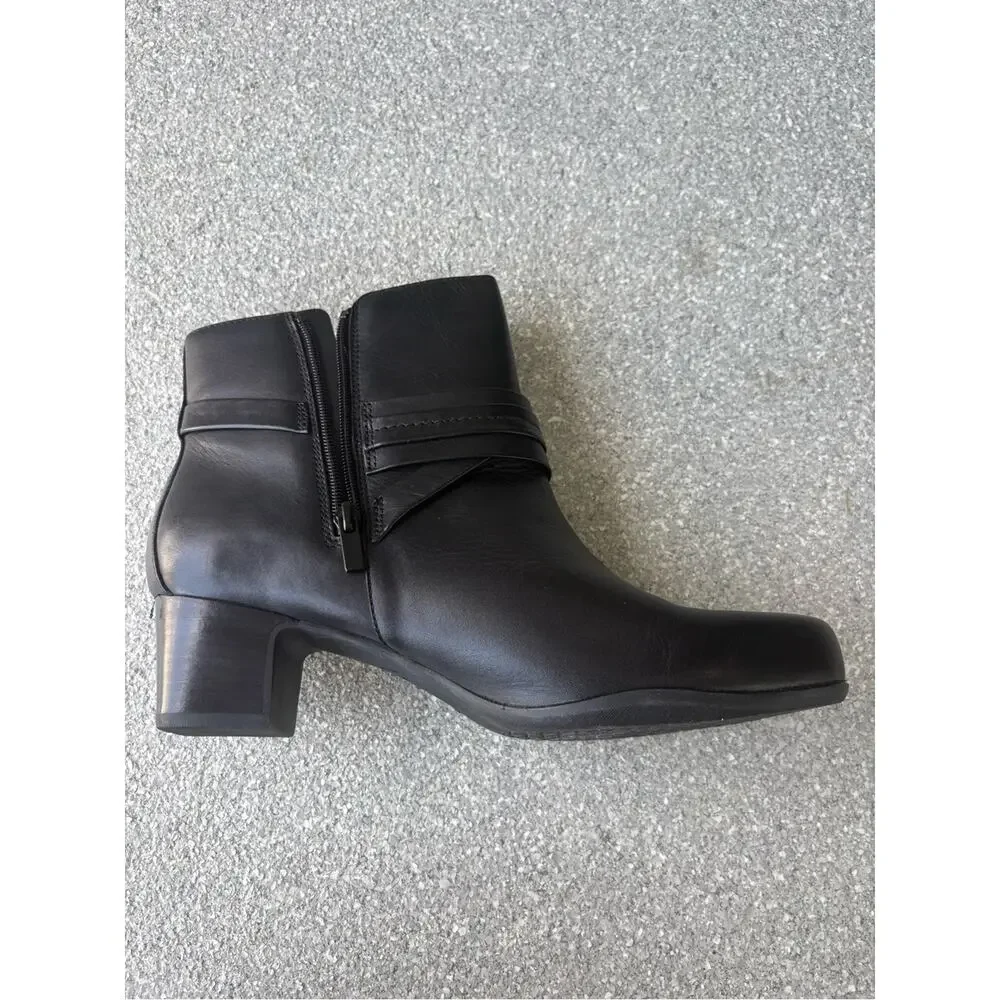 NWOB Clarks Women's block heel Ankle Boots size 11W
